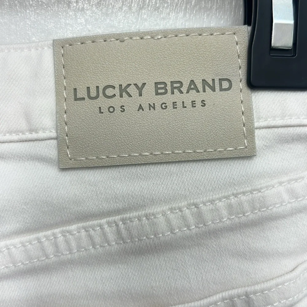 Lucky brand white denim Mid Rise short “Ava” Sz. 6/28, 6”inseam, 9“rise, EUC